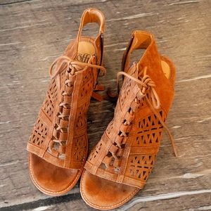Sofft perforated suede sandals sz 7.5